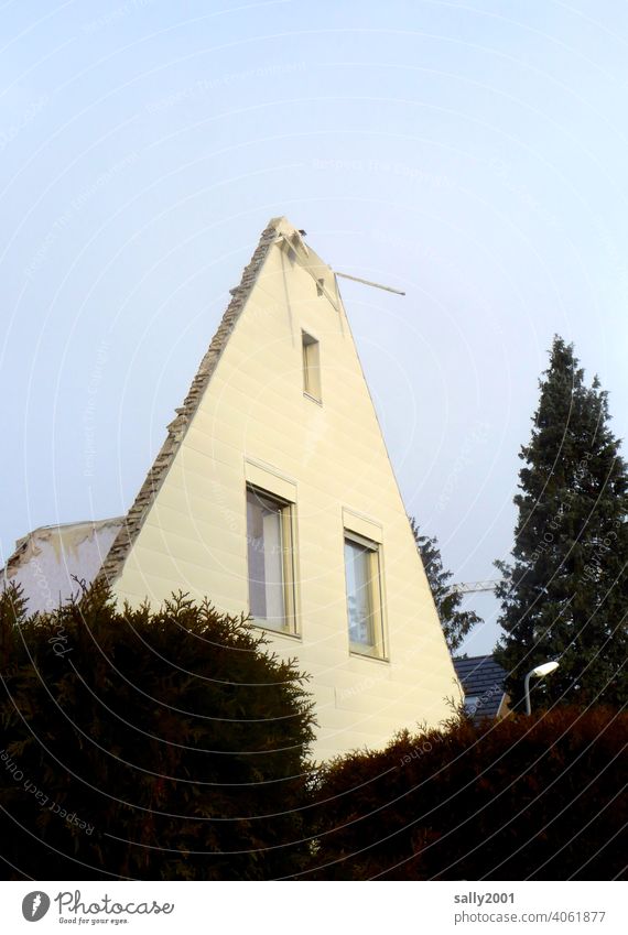 vom Abriss des Nachbarhauses... Fassade Haus Kulisse Wand Mauer Rest alt kaputt abreißen Fenster schmal Hecke Baum Straßenlaterne Mauerwerk Isolierung Gebäude