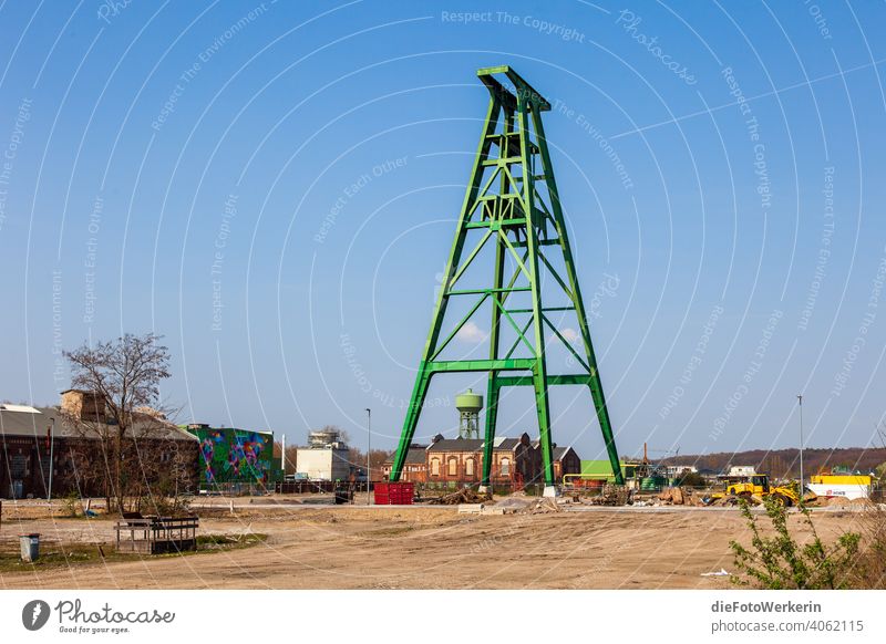 rückgebauter grüner Förderturm vor blauem Himmel Architektur Farben Turm Wasserturm Zeche grau Außenaufnahme Industrie Ruhrgebiet Bergbau Industriekultur