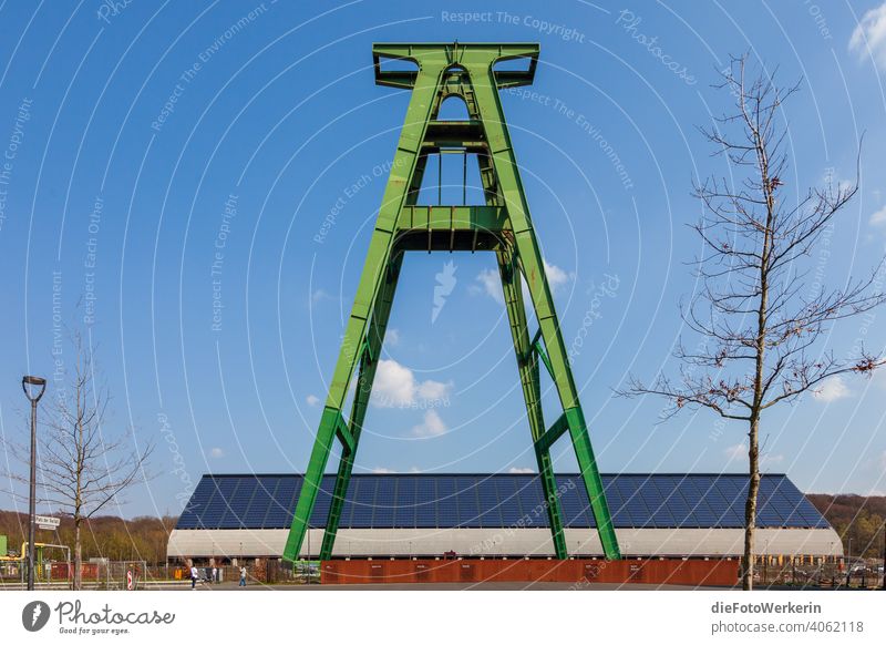 grüner Förderturm vor blauem Himmel Architektur Turm Ungesättigt Zeche grau Industrie Ruhrgebiet Bergbau Außenaufnahme Farbfoto Menschenleer Industriekultur