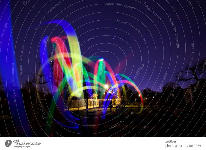 Blinkern nachts im Garten abend ast baum bewegung blinkern bunt dynamik fantasie flimmern garten himmel kleingarten kleingartenkolonie kunst licht lichtspiel