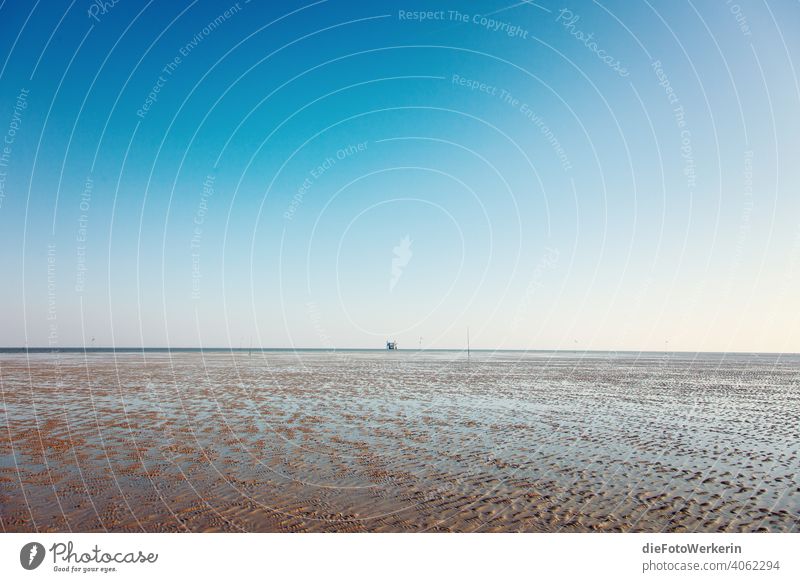 Bohrplattform im Wattenmeer bei Ebbe Draußen Europa Gewässer Landschaft Meer Natur Niederlande Reisen Sand See Segeln Strand Trockenfallen Wasser blau braun