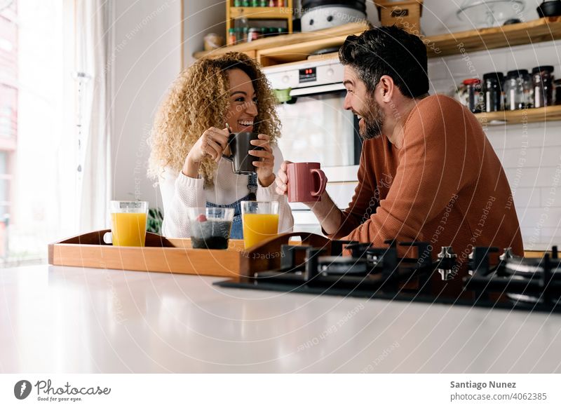 Ehepaar beim Frühstück in der Küche. Lebensmitte Paar Liebe Essen zubereiten heimwärts gemütlich Kaukasier Partnerschaft vorbereitend Frau Glück Person Herd