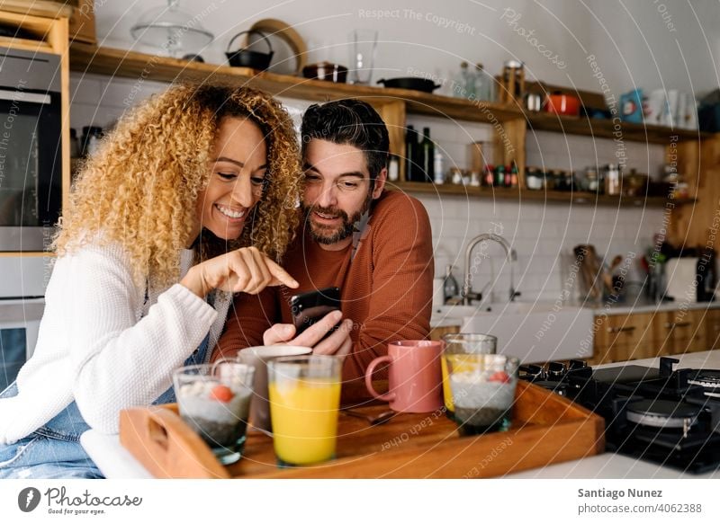 Ehepaar beim Frühstück in der Küche. Lebensmitte Paar Liebe Essen zubereiten heimwärts gemütlich Kaukasier Partnerschaft vorbereitend Frau Glück Person Herd