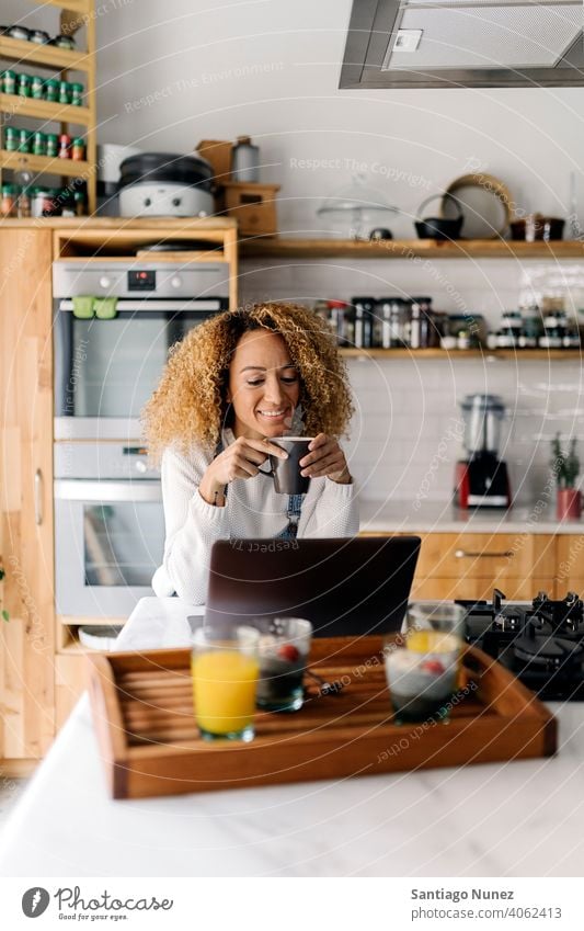 Frau benutzt Laptop in der Küche. Lebensmitte Paar Liebe Essen zubereiten heimwärts gemütlich Kaukasier Partnerschaft vorbereitend Glück Person Herd allein