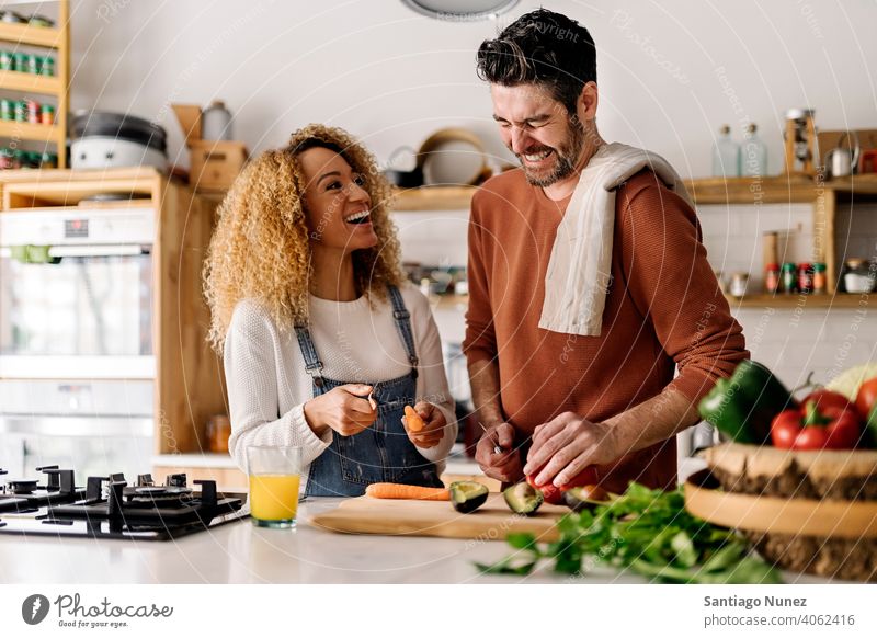 Ehepaar bereitet Essen in der Küche vor. Lebensmitte Paar Liebe Essen zubereiten heimwärts gemütlich Kaukasier Partnerschaft vorbereitend Frau Glück Person Herd