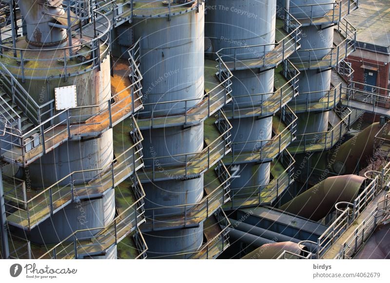 Stahlwerk, Zeche , Hochöfen, Stege mit Geländer . Stahlgewinnung Industrie Industriekultur Kokerei Industrieanlage verhüttung Schwerindustrie