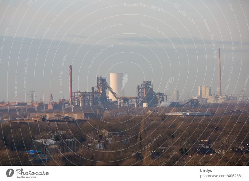 Stahlwerk, Zeche Thyssen Krupp in Duisburg Marxloh und die stillgelegte Zeche Walsum im Hintergrund Hochöfen Ruhrgebiet Panorama Schwerindustrie Kokerei