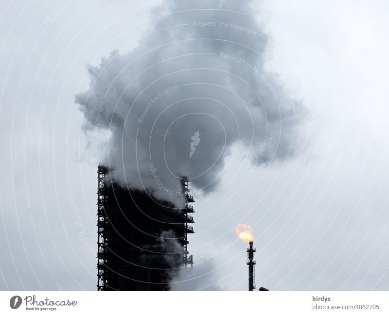 Löschturm vom Stahlwerk Thyssen-Krupp Kokerei in Duisburg. gewaltige Dampfwolke, Löschwolke die beim Abkühlen von heißem Koks in einem Holzturm dem Löschturm entsteht