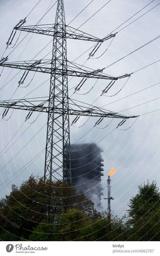 Löschturm vom Stahlwerk Thyssen-Krupp Kokerei in Duisburg , daneben eine Gasfackel, mit Gasflamme. gewaltige Dampfwolke, Löschwolke die beim Abkühlen von heißem Koks in einem Holzturm dem Löschturm entsteht