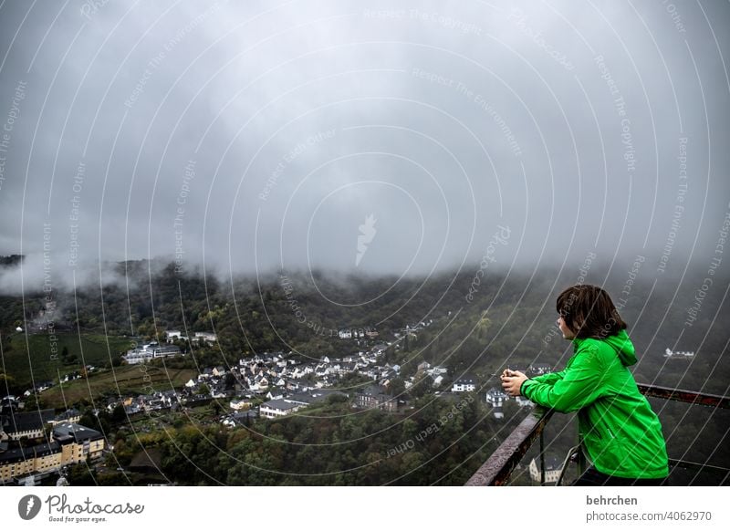 gewaschene welt. vom regen ganz still und rein. durch wolken geschaut. herbstlich Jahreszeiten Herbst Regen Sohn Kindheit Wanderer Hunsrück Moseltal