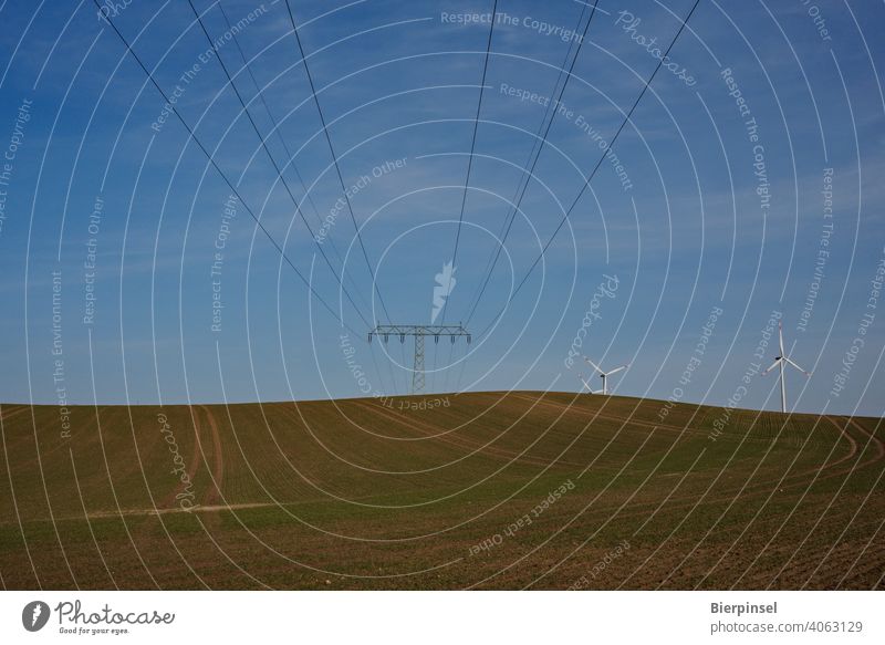 Landschaft bei Angermünde mit Windrädern Uckermark Feld Stromleitungen Windkraftanlage Strommast Leitung Windenergie Elektroenergie erneuerbare Energien Hügel