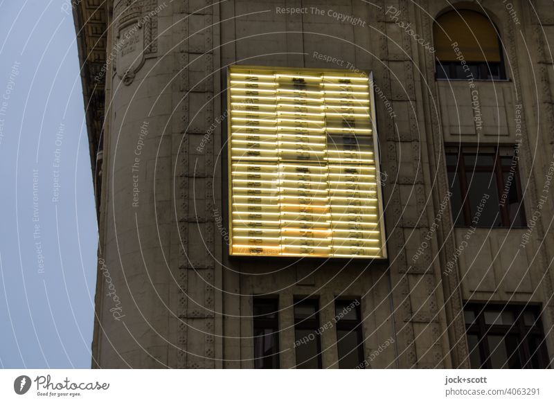 Leuchtkasten in der Dämmerung an einem traditionellen Gebäude Fassade Leuchtkraft Silhouette Neonlicht Strukturen & Formen unvollständig Leuchtröhre