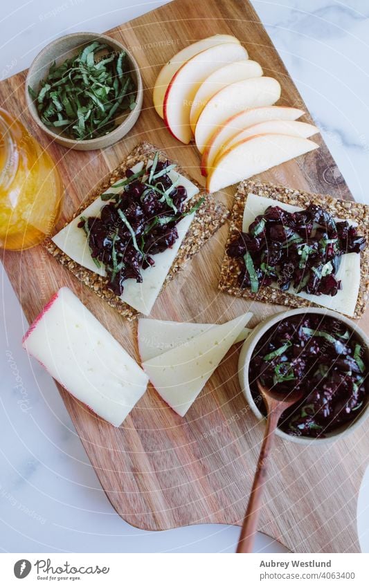 Sommer-Basilikum-Kirsch-Dip Charcuterie-Snack Mandeln Amuse-Gueule Vorspeisen Äpfel Sortiment Hintergrund Beeren Holzplatte Charcuterieplatte Käse Küchenchef