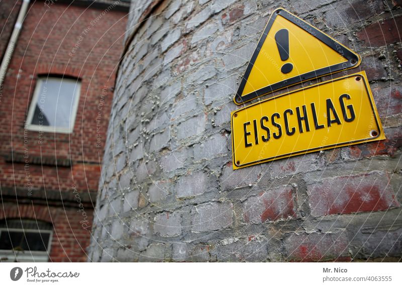 Achtung Eisschlag ! eisschlag Gefahr Warnung Schilder & Markierungen Warnschild Warnhinweis Hinweisschild Sicherheit Vorsicht gefährlich Schriftzeichen Zeichen