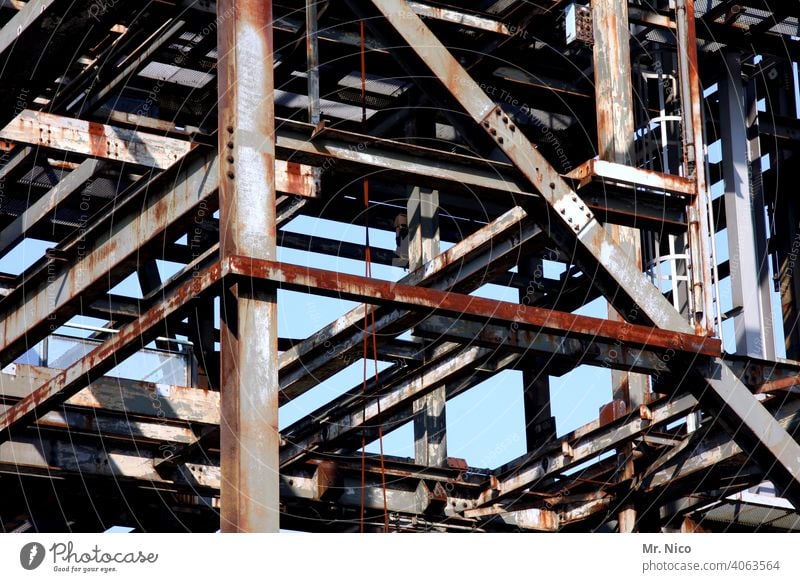 Stahlkonstruktion Perspektive Baustelle Baugerüst Metall Stahlträger Architektur Metallkonstruktion Industriekultur Stahlwerk Schwerindustrie