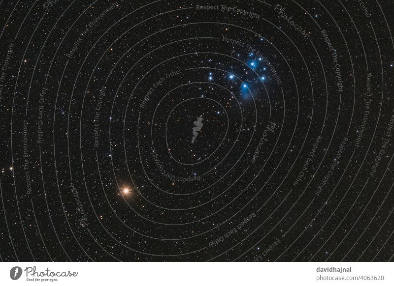 Der rote Planet Mars und die Plejaden im Sternbild Stier am 6. März 2021. Goldenes Tor der Ekliptik Hyaden Deutschland Europa Nacht Himmel Astronomie Winter