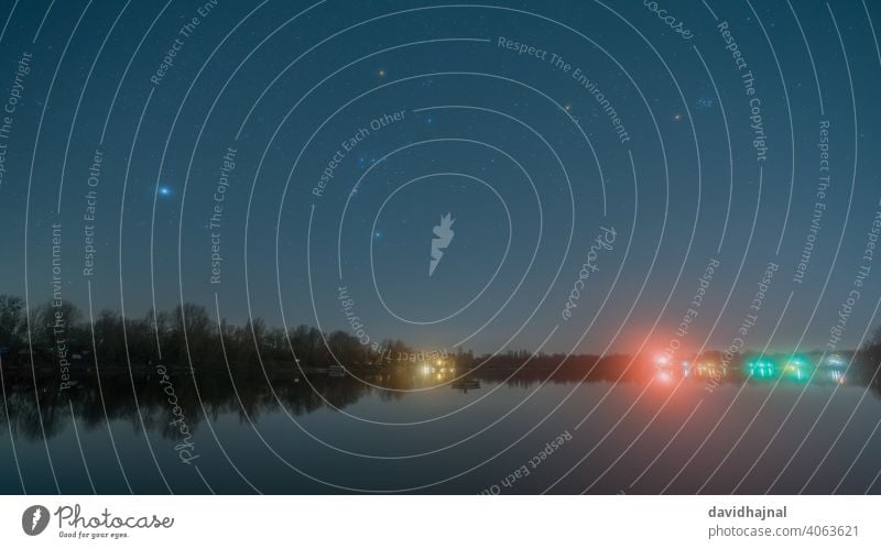 Das Sternbild Orion über dem Kiefweiher. Sternenpfad Sternenspuren Nachlauf Wanderwege Orionnebel Emissionsnebel Sirius betelgeuse Mondschein Vollmond Nacht