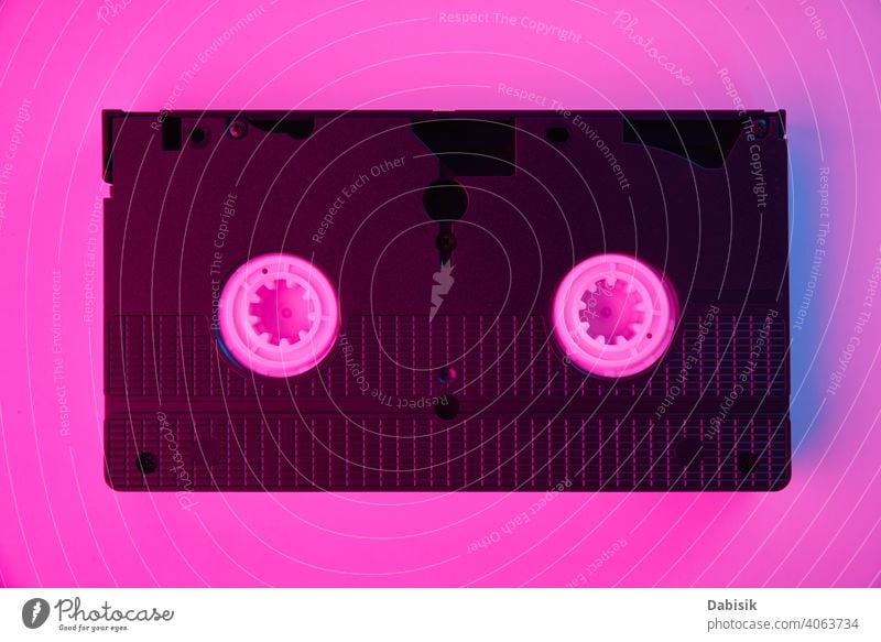Videokassette auf dem Farbhintergrund. Retro vhs Kassette Klebeband retro altehrwürdig Hintergrund neonfarbig Computer Mode Design Rahmen Party Ikon