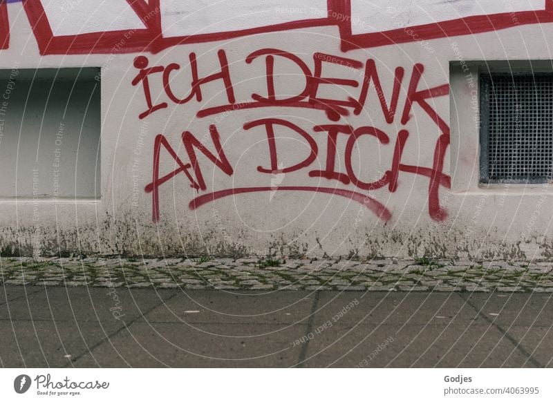 Graffiti mit dem Schriftzug 'Ich denk an dich' Schmiererei denken Gedenken Liebe verlust Schriftzeichen Buchstaben Straßenkunst Fassade Außenaufnahme