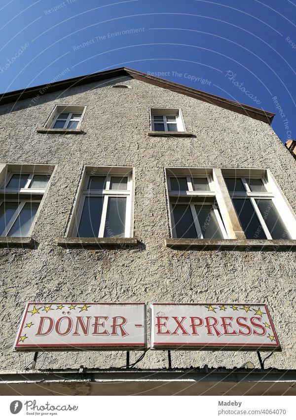 Altbau mit Strukturputz in Naturfaben und dem Schild Döner Express im Sommer bei Sonnenschein in der Altstadt der Hansestadt Lemgo bei Detmold in Ostwestfalen-Lippe in Deutschland