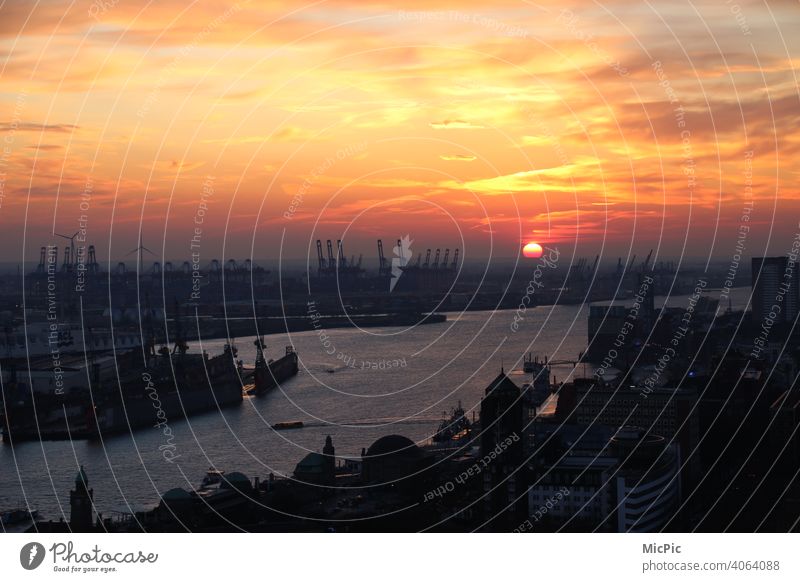 Hamburgerhafen im Licht des Sonnenuntergangs Hamburger Hafen Skyline Außenaufnahme Hafenstadt Farbfoto Stadt Elbe Schifffahrt Fluss Wasser Sehenswürdigkeit