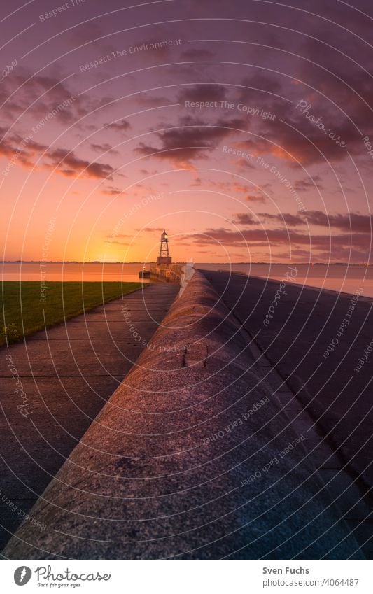 Quermarkenfeuer in Wilhelmshaven während Sonnenuntergang quermarkenfeuer leuchtfeuer sonnenuntergang deutschland niedersachsen wilhelmshaven mole maritim