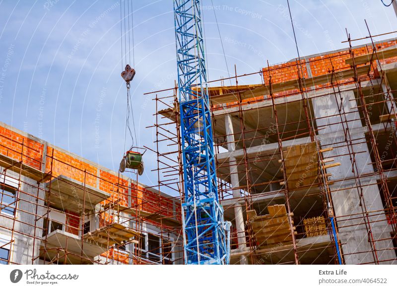 Der Kran trägt eine industrielle Kippschubkarre oben Aktivität Architektur Gegend Schubkarre unten Boom Baustelle führen Karre Zement Tiefbau Konstruktion