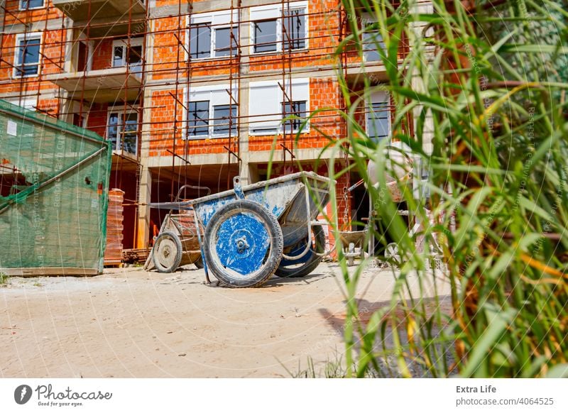 Industriekarre für den Transport von Lasten auf der Baustelle Gegend Schubkarre groß Karre Zement Tiefbau Beton Konstruktion Regie dreckig Tür trocknen