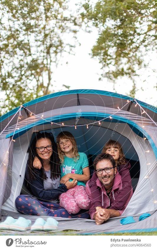 Glückliche Familie genießt den Campingurlaub wandern Fahrradfahren Urlaub Feiertag Zelt Wald Kinder Lächeln Nacht Abend Wanderung Trekking Wildnis wild Natur