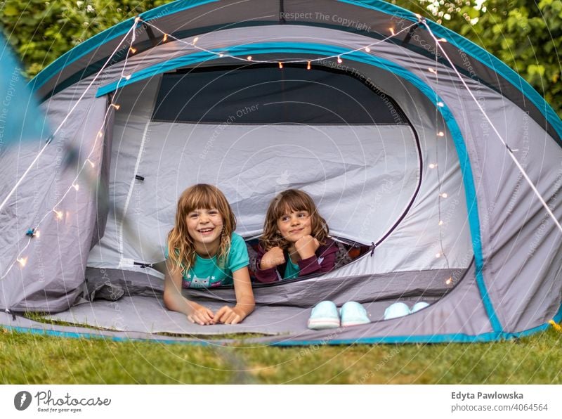 Kinder genießen den Campingurlaub wandern Fahrradfahren Urlaub Feiertag Zelt Wald Familie Glück Lächeln Nacht Abend Wanderung Trekking Wildnis wild Natur grün