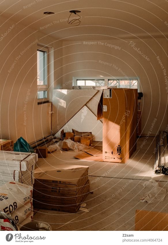 Baustelle baustelle rohbau hausbau bauen sonnenlicht sonnenstrahl schatten lichtspiel Farbfoto Arbeit & Erwerbstätigkeit Menschenleer Handwerk Bauwerk Gebäude