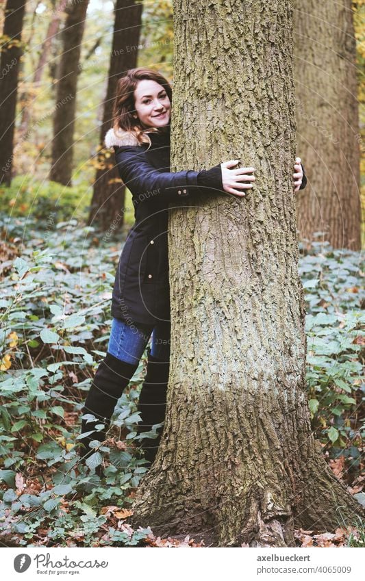 junge Frau umarmt einen Baum im Wald - Naturliebhaber Junge Frau Umarmen Baumstamm umarmung Naturerlebnis Naturliebe naturliebhaber Ökosystem Umwelt Tag Hippie