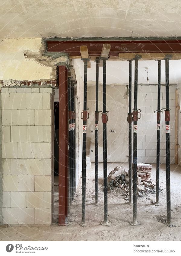 stützenwald. Wand Mauer kaputt Menschenleer Haus Farbfoto Gebäude Renovieren Gedeckte Farben Fenster Architektur Bauwerk Baustelle Handwerker Holzbalken Decke