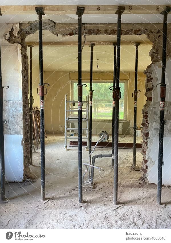 stützenwald. Wand Mauer kaputt Menschenleer Haus Farbfoto Gebäude Renovieren Gedeckte Farben Fenster Architektur Bauwerk Baustelle Handwerker Holzbalken Decke