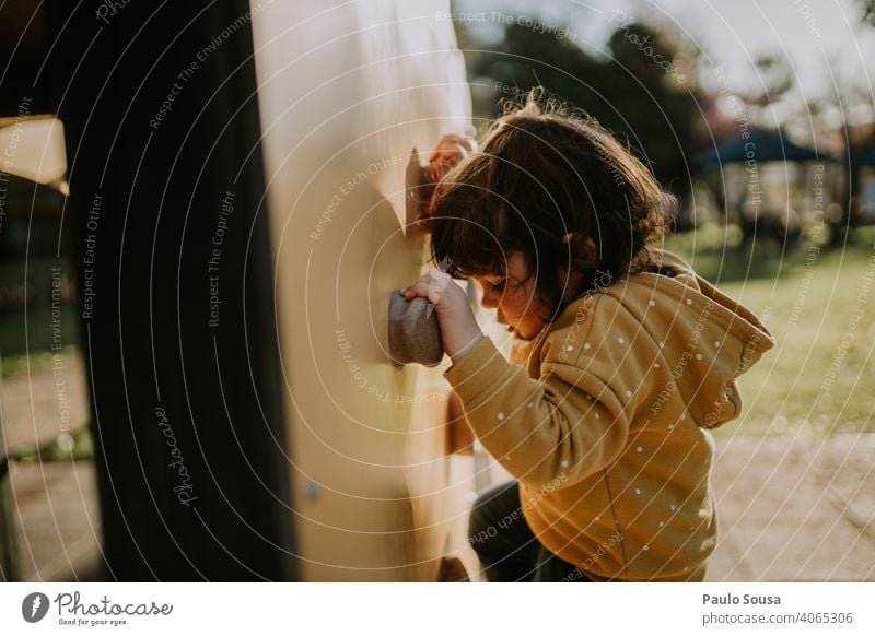 Kinder-Kletterwand Klettern Spielen Spielplatz Park Kindheit Abenteuer Kaukasier 1-3 Jahre Freude Mensch Außenaufnahme Farbfoto Freizeit & Hobby Fröhlichkeit