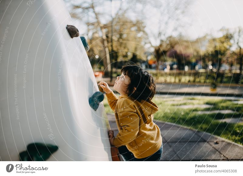 Kinderkletterwand am Spielplatz Kindheit Mädchen Kaukasier 1-3 Jahre Klettern Spielen Lifestyle Fröhlichkeit Tag Freizeit & Hobby Außenaufnahme Mensch Farbfoto