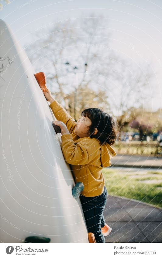 Kind spielt an der Kletterwand Klettern Spielen Spielplatz Park Kindheit Kinderspiel Abenteuer Fröhlichkeit Kindergarten Mensch Kleinkind Farbfoto