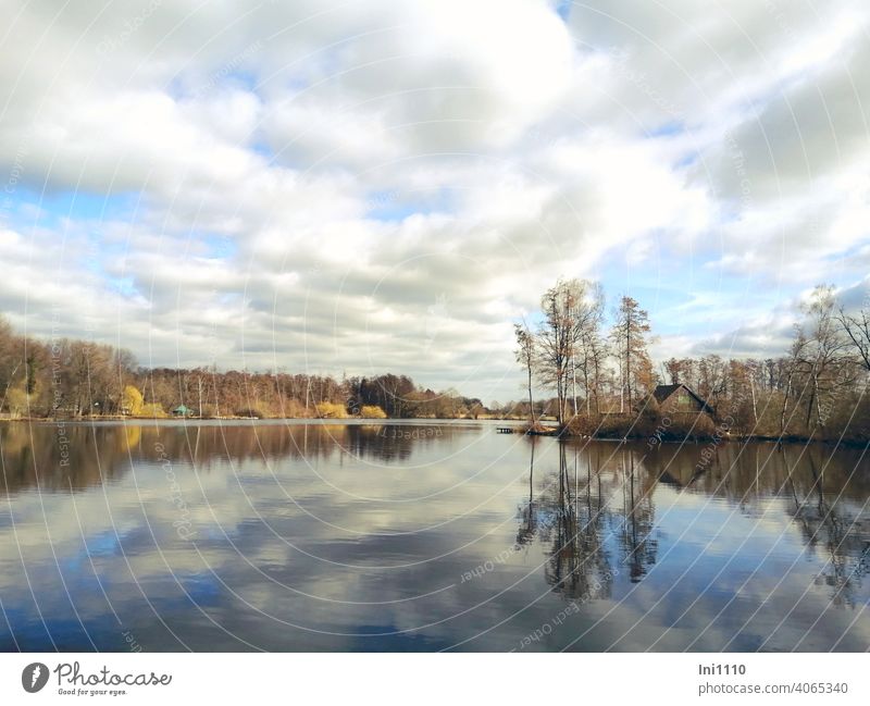 Wolkenhimmel spiegelt sich im kleinen Moorsee See idyllisch Idylle Panorama (Aussicht) Stille Sonnenschein Winterstimmung Spiegelung Spiegelung im Wasser