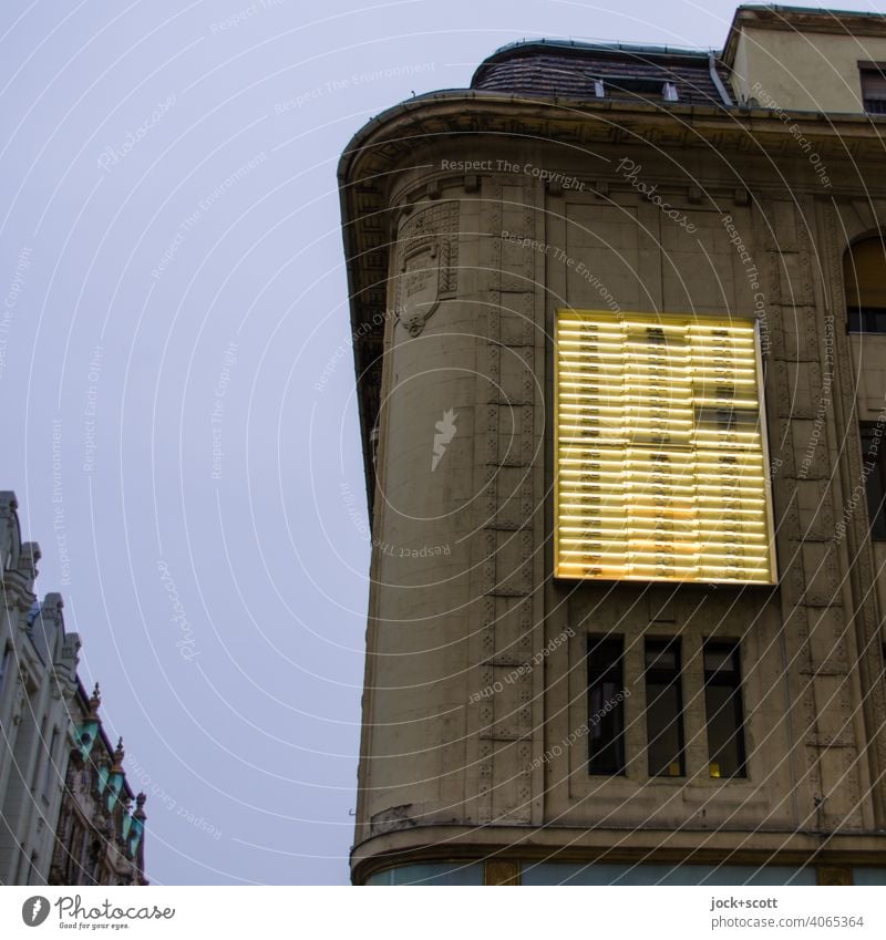 Leuchtkasten in der Dämmerung an der Ecke Fassade Leuchtkraft Silhouette Neonlicht Strukturen & Formen unvollständig Leuchtröhre Lichterscheinung Abenddämmerung