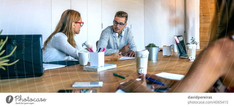 Mitarbeiter besprechen Projekt im Büro Sitzung Widerspruch Diskussion über Geschäftsleute Gespräch sprechend Teamwork Zusammenarbeit Inbetriebnahme Transparente