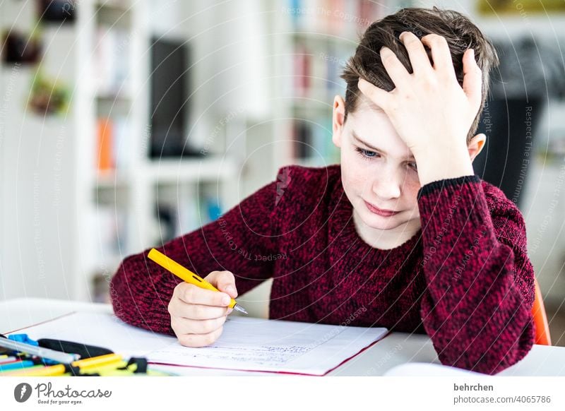 homeschooling ade... nachdenklich anstrengen angestrengt zu Hause Unterricht Homeoffice Deutsch Familie Bildung zu Hause arbeiten zu Hause bleiben Homeschooling