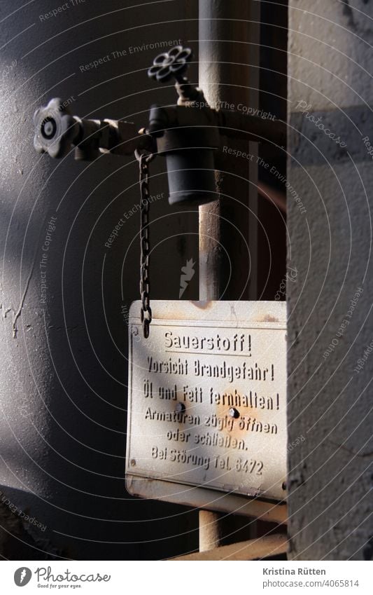 warnung vor dem sauerstoff brandgefahr vorsicht armatur ventil absperrrad absperrventil handrad schild hinweis hüttenwerk stahlwerk hochofen stillgelegt