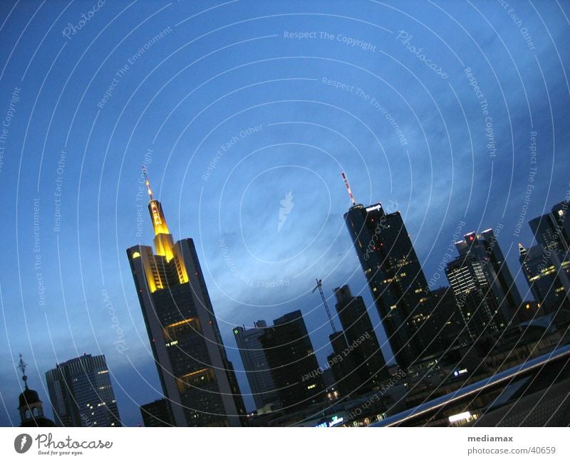 Skyline Frankfurt Frankfurt am Main Abenddämmerung Hochhaus Architektur Licht Dämmerung