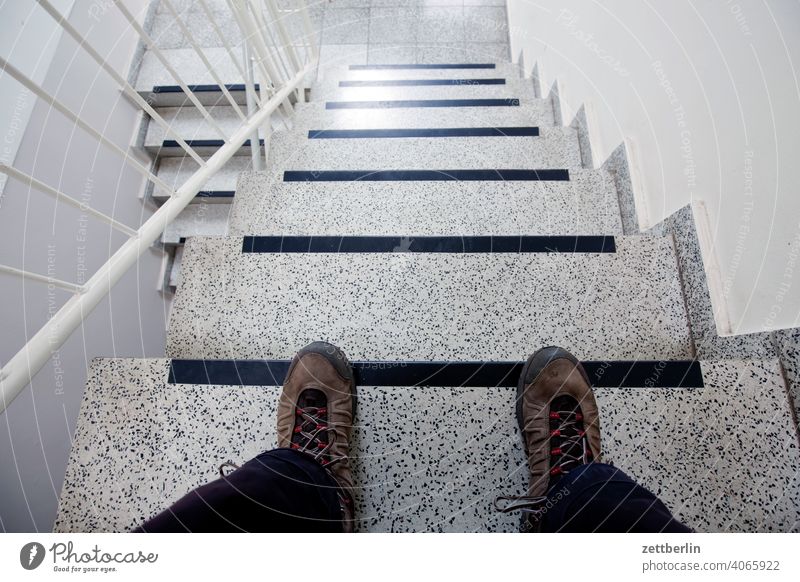 Auf der Treppe sitzen absatz abstieg abwärts aufstieg aufwärts fenster geländer haus mehrfamilienhaus menschenleer mietshaus neubau stufe textfreiraum treppe