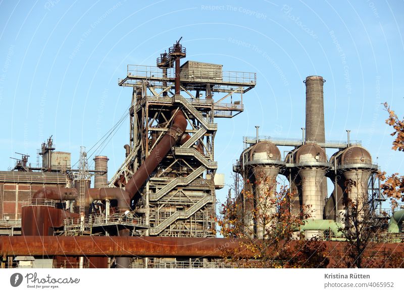 stillgelegtes stahlwerk im landschaftspark duisburg-nord hüttenwerk hochofen ehemalig industrieanlage industriedenkmal industriekultur eisen industrialisierung