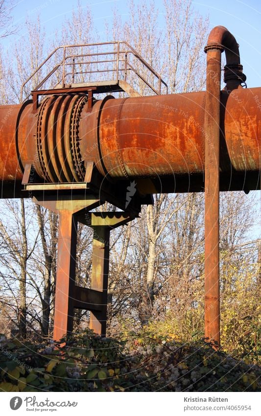 rostige rohre rohrleitung stahl metall stahlkontruktion stahlwerk hüttenwerk hochofen stillgelegt ehemalig industrieanlage industriedenkmal industriekultur