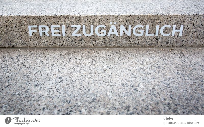 frei zugänglich - Schriftzug auf einer Treppe Zugang öffentlich offen uneingeschränkt willkommen Granit Information positiv Schriftzeichen Willkommenskultur