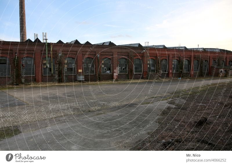 Fabrikgelände Gebäude Lagerhalle Lagerhaus Industriegelände Bauwerk Arbeit & Erwerbstätigkeit Gewerbegebiet Altbau Architektur Unternehmen industriell Fassade