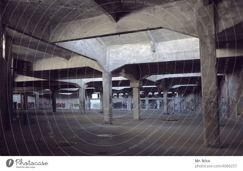 Säulenhalle Architektur gewölbe Fabrik Industrieanlage Gebäude Bauwerk Beton groß Perspektive Lagerhalle Leerstand leer dreckig alt kaputt Zerstörung