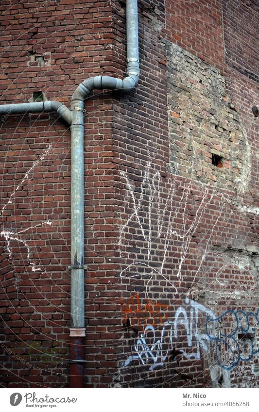 abzweigung Gebäude Abzweigung Abwasser Rohrleitung Wasserrohr Fallrohr Abflussrohr schäbig Backsteinfassade Regenwasserrohre Regenwasserabfluß alt Regenrohr